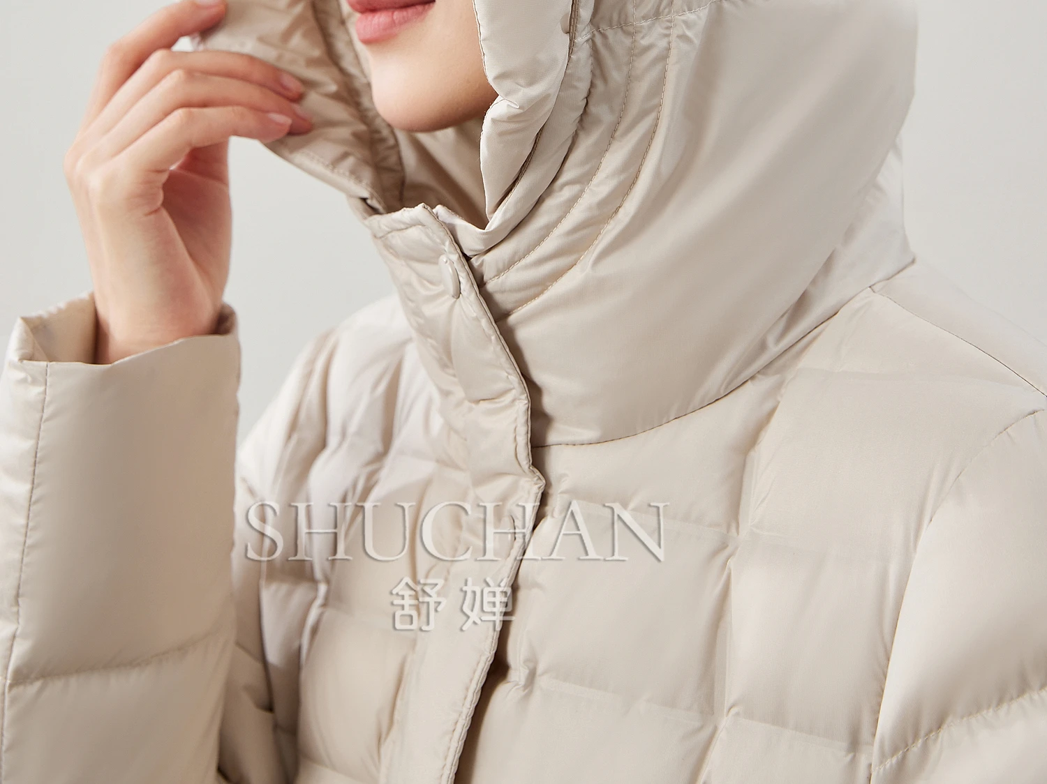 [Break the impression of bloated down] Light and warm 90 white duck down, pressure glue quilted drawstring waist hooded down jac