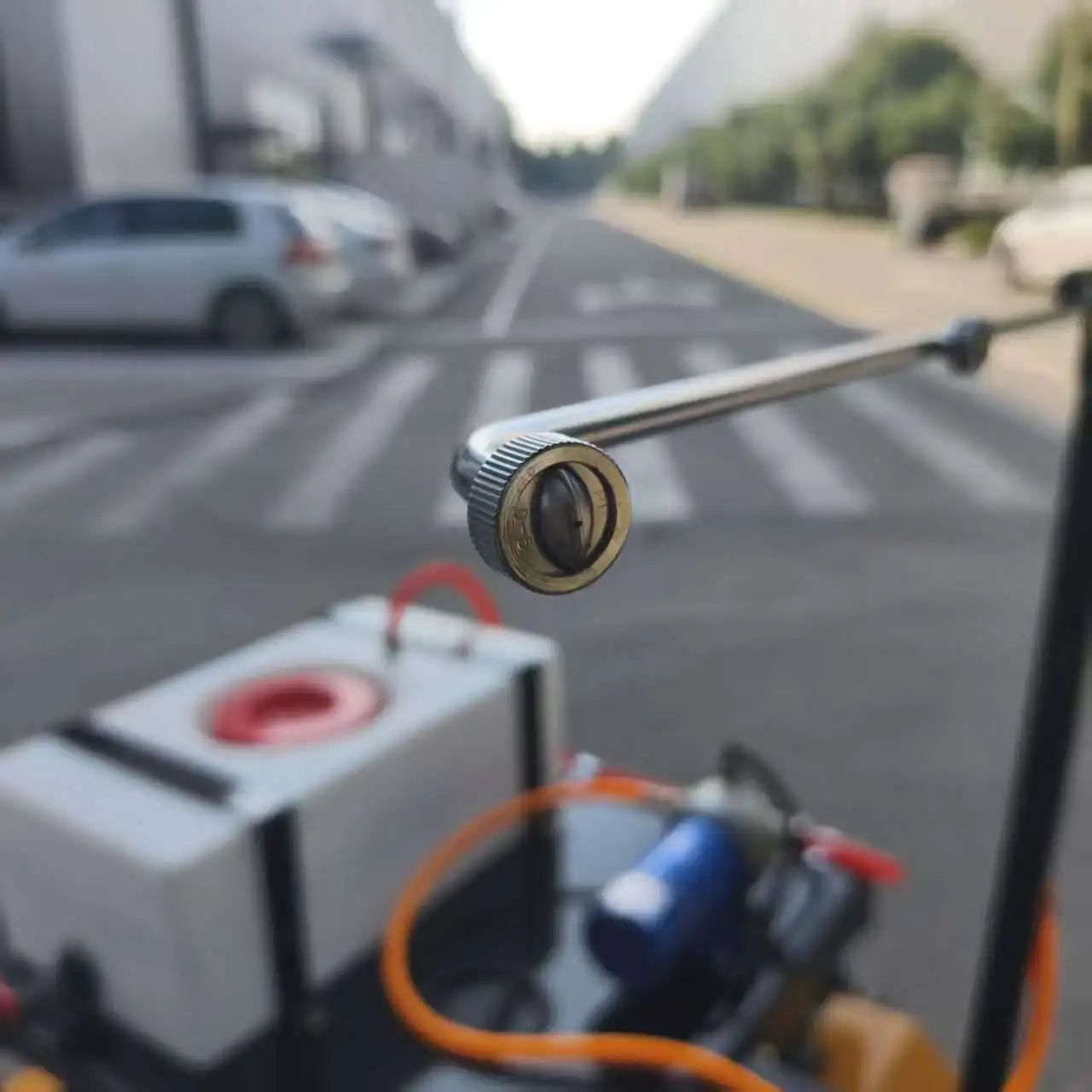 Afstandsbediening voor het optillen en verlagen van grasmaaier met een snijbreedte van 500 mm en een spuitapparaat van 30 liter