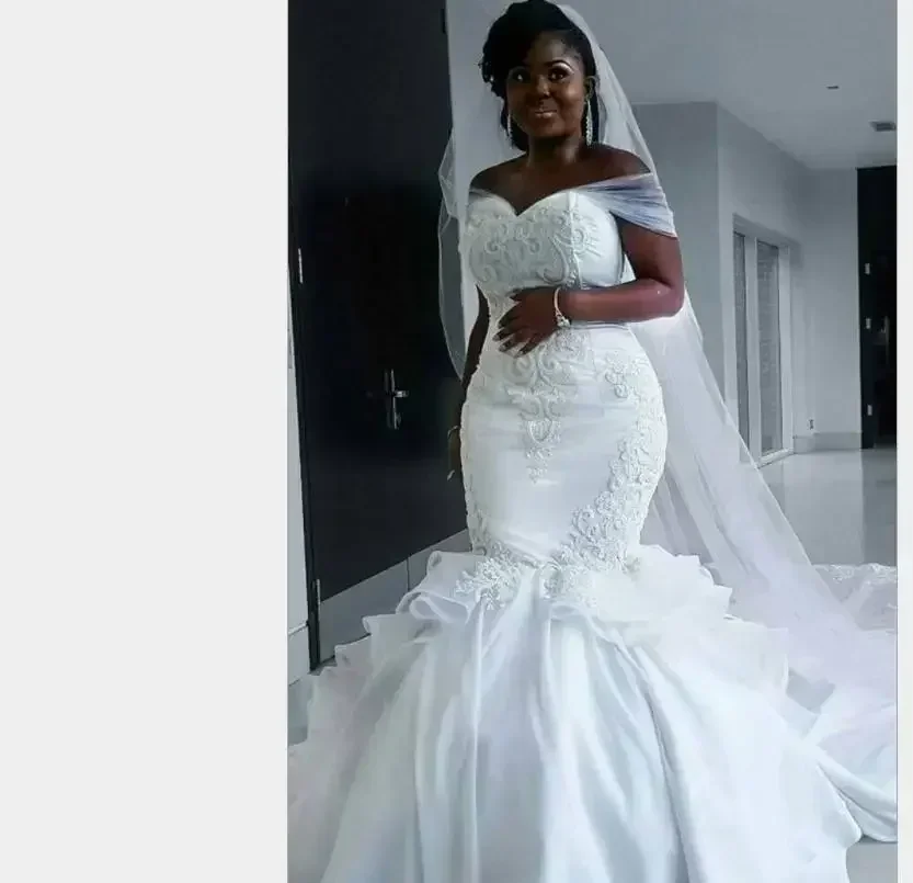 Customized African Woman Mermaid Wedding Dresses Sexy Fit And Flare Lace Bridal Gown With Long Train