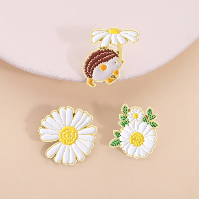 Flower Brooch Cartoon Hedgehog Daisy Metal Badge Small Gift Wholesale Lapel Pins for Backpacks Cap Pin Backpack Accessories Bag