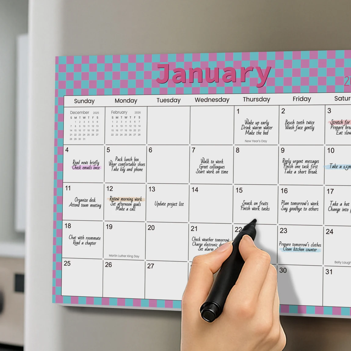 تقويم الثلاجة المغناطيسي الملون لعام 2026 - وسادة مخططة شهرية لمدة 12 شهرًا، تصميم شبكة باستيل لطيف