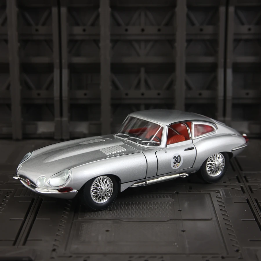 1: 24 Simulation Jaguar E-Type alloy car model, doors and engine hood, trunk can be opened has sound and lighting functions