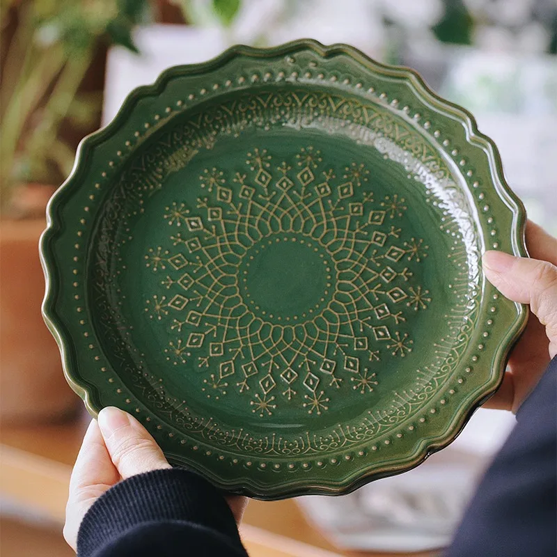 エレガントなヴィンテージエンボス加工セラミックプレート、ミッドセンチュリースタイルの装飾的なケーキ・フルーツ用サービングディッシュ、ユニークな食器ギフトコレクション