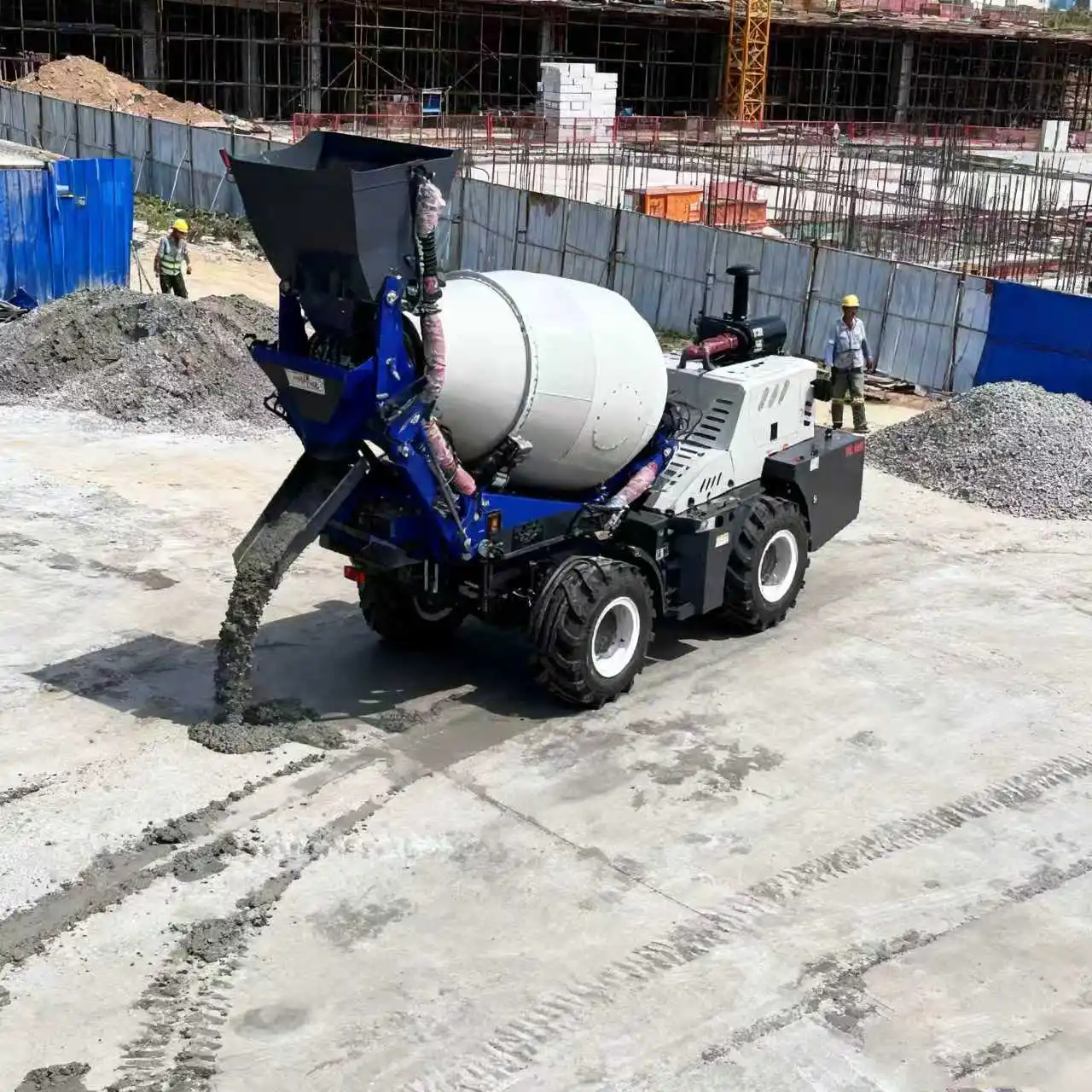 

Mobile concrete truck mixer 2.6 cubic meters small self installing concrete mixer with pump