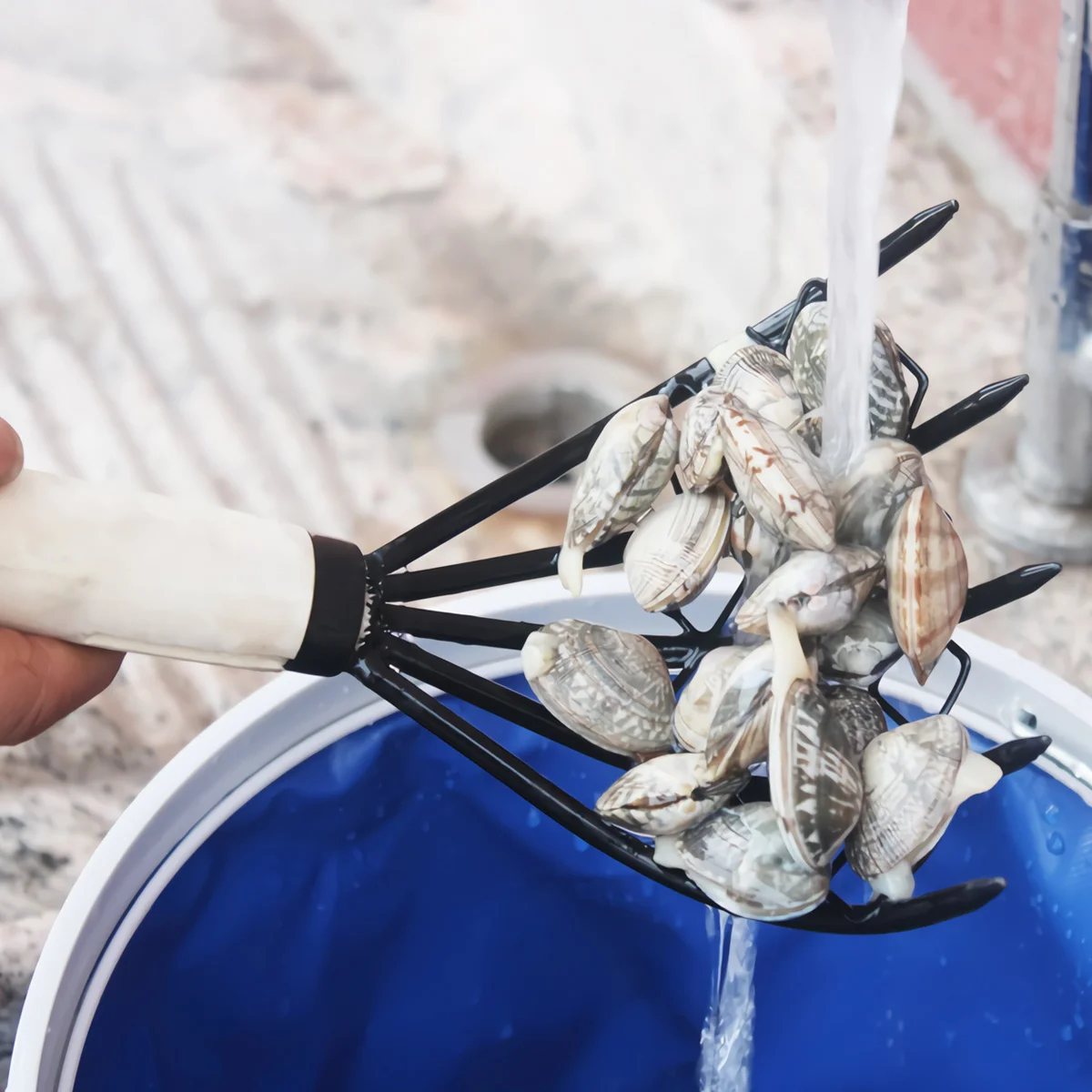 

Seafood Digging Rake Net Design Sharp Claw Oyster Clam Harvesting Tool Wood Handle Sludge Scraper Rake Tool Garden Dredge