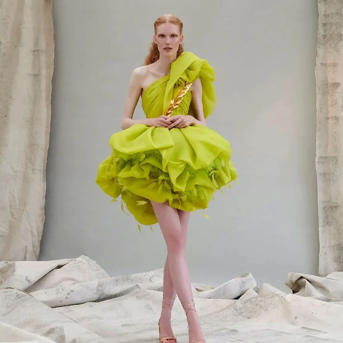 Chic abito da sera corto con volant verde Neon con piume abito da ballo in Organza arruffato con una spalla 2023 abiti da cerimonia da sera da donna