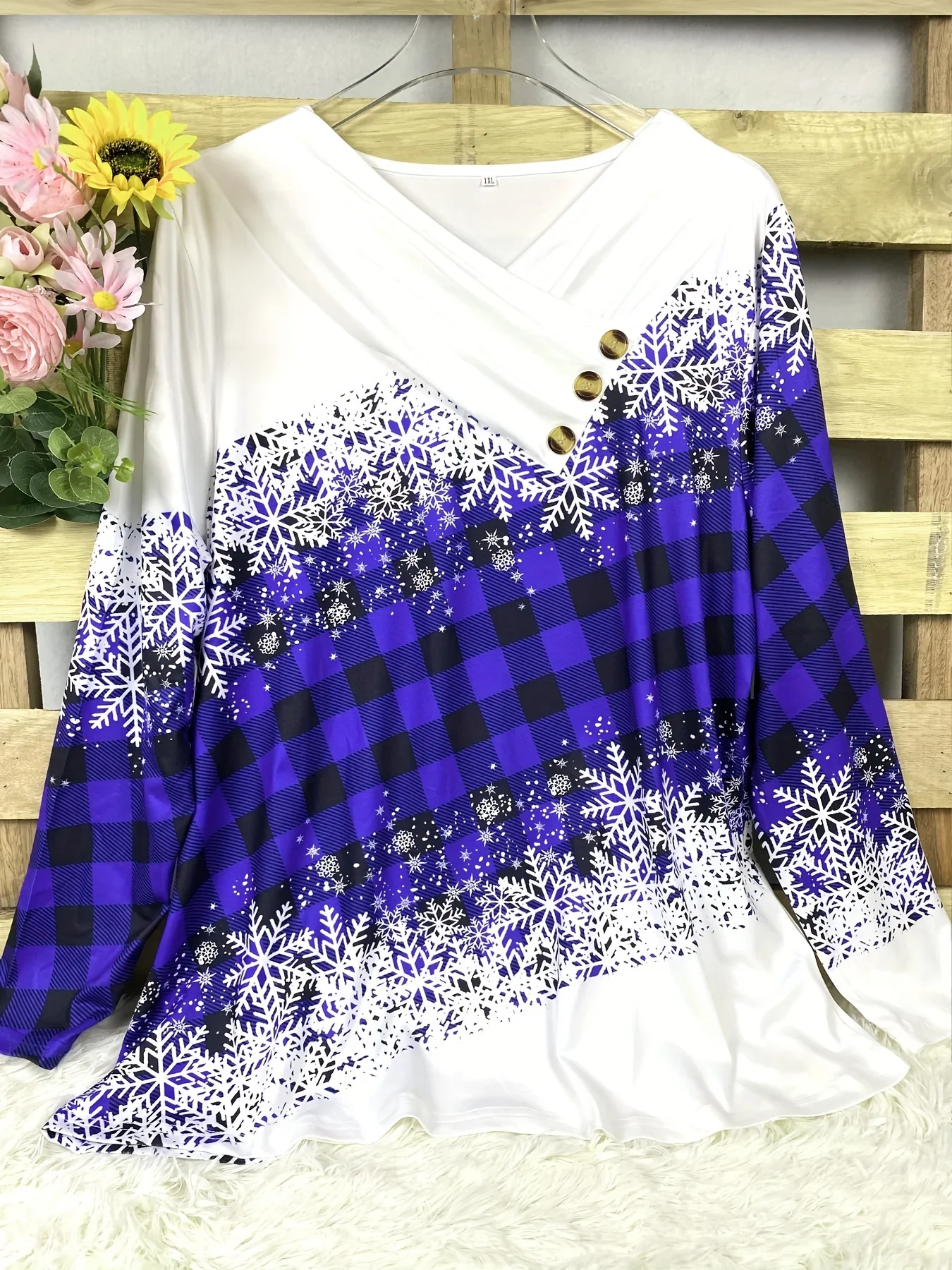 Damen-Weihnachtsshirt in Übergröße mit Karomuster und Schneeflocken-Print, 3/4-Ärmel, Rollkragen, Knopfdetail, lässiges T-Shirt – Detail 5