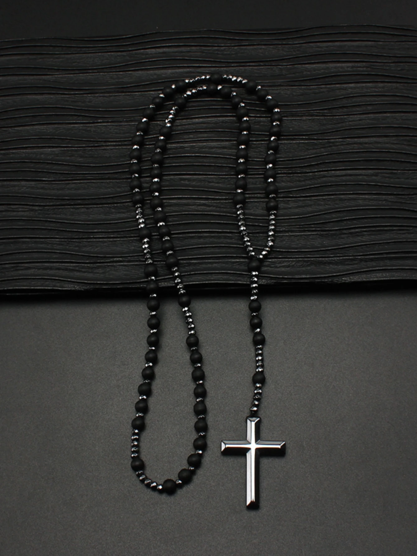 1. Men\'s Fashion Trend Personalized Beaded Cross Charm Necklace Daily Clothing Travel Accessories