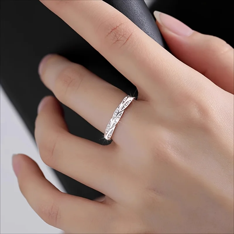 Minimalist Interwoven Twisted Stacked Ring Set with Transparent Synthetic Zircon Suitable for Women's Simple Daily Wedding Rings