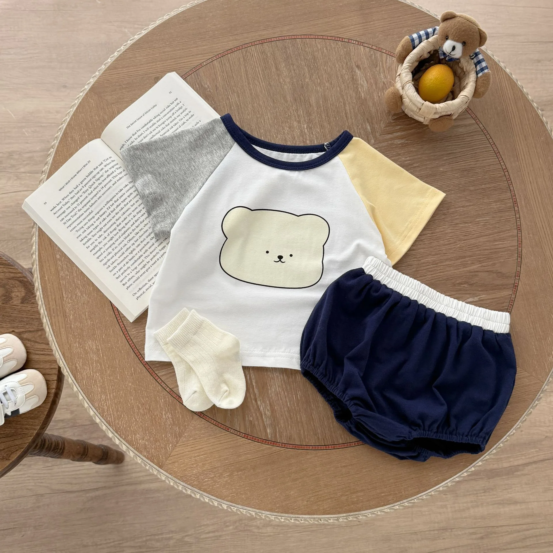 MINISO T-shirt a maniche corte per neonato estivo con stampa di orsi dei cartoni animati Set di vestiti per bambini dolci e carini per bambini Tute