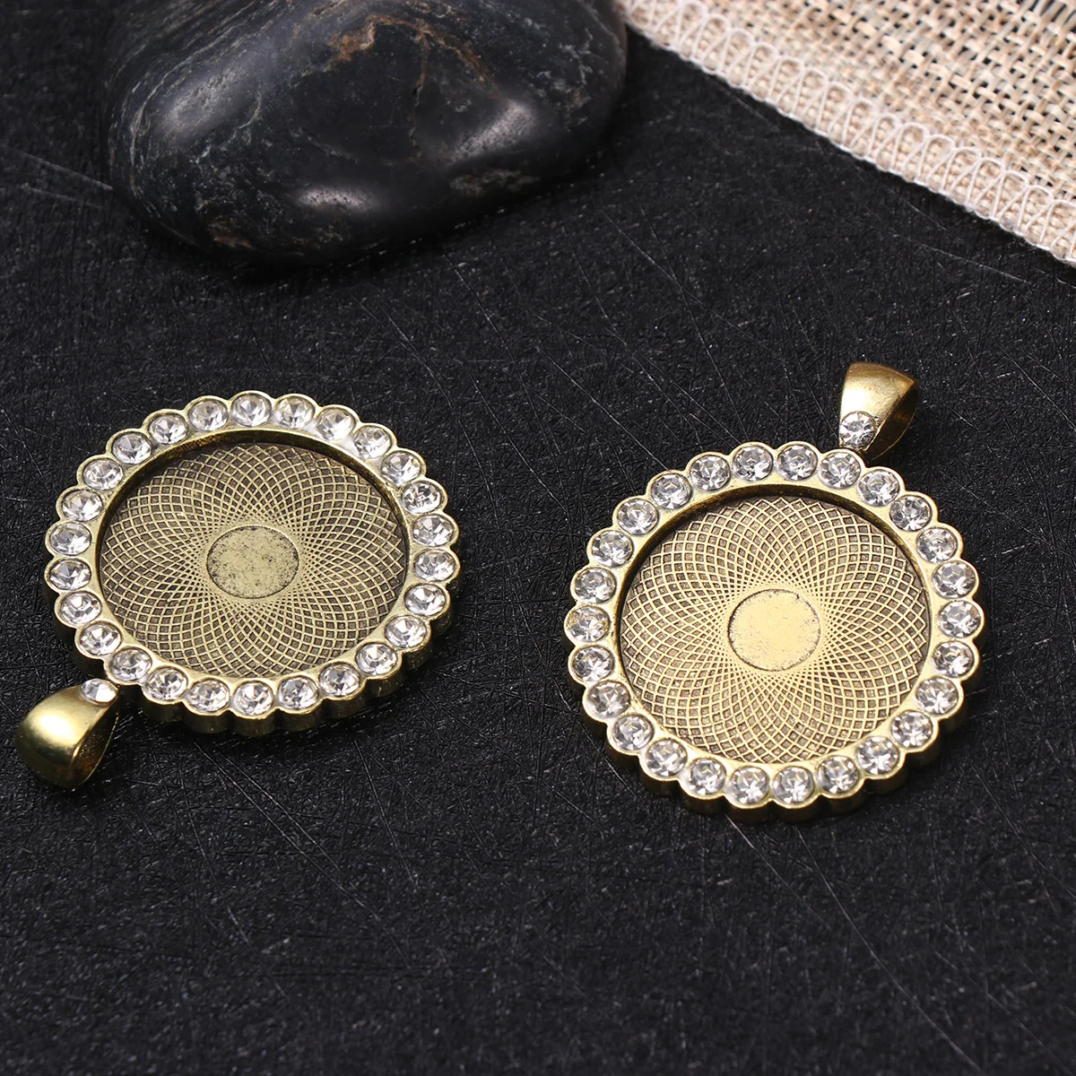 

12Pcs Round Alloy Time Gem Pendant Parts Shining Rhinestone Jewelry Accessories DIY Necklace Accessories Parts Pendant