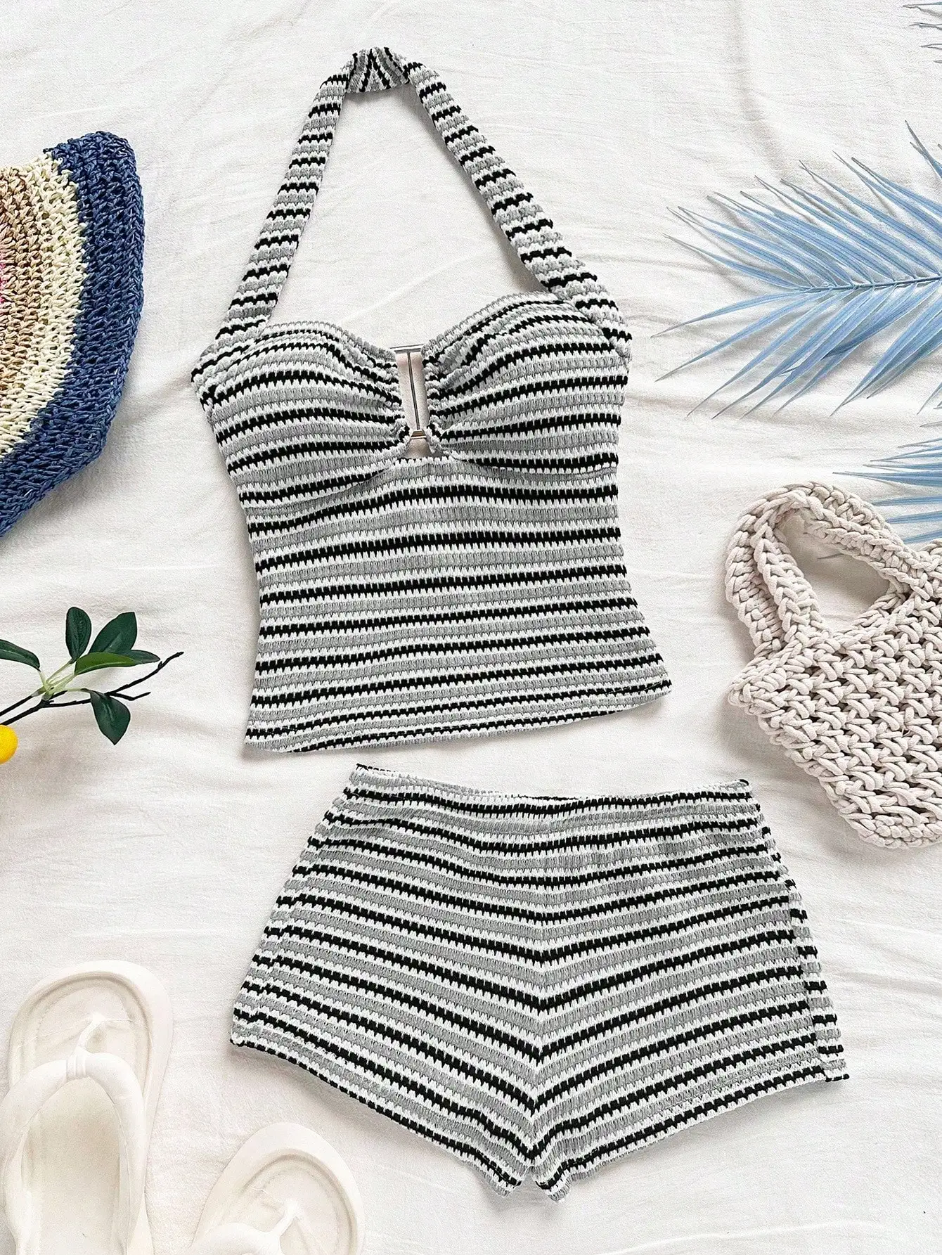 

Комплект из трикотажного топа-халтера и шорт в полоску для женщин, летний пляжный наряд, черно-серый узор