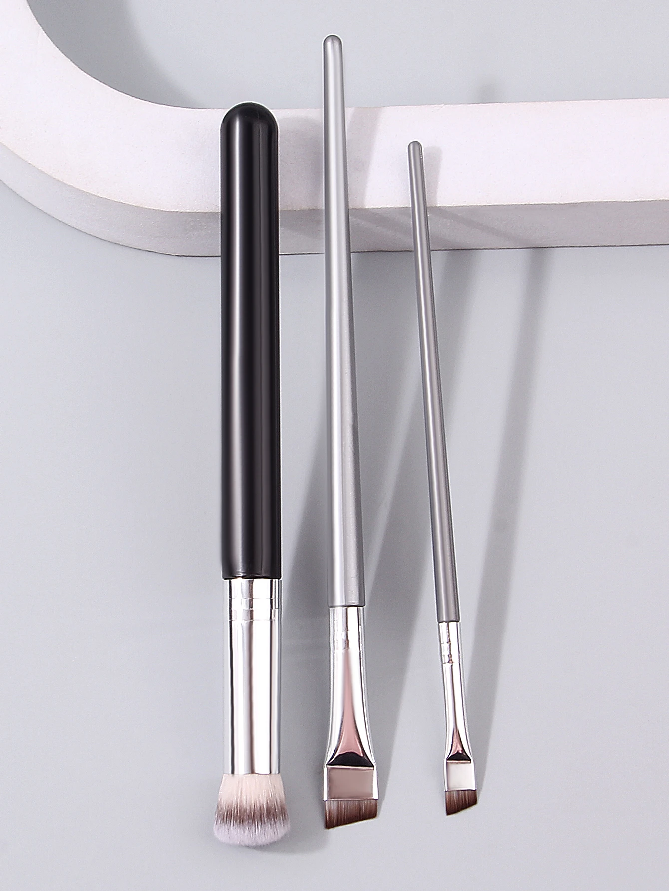 Set di pennelli per trucco di alta qualità da 3 pezzi: pennello per correttore a testa tonda + pennello per sopracciglia + pennello per eyeliner, setole ultra morbide portatili