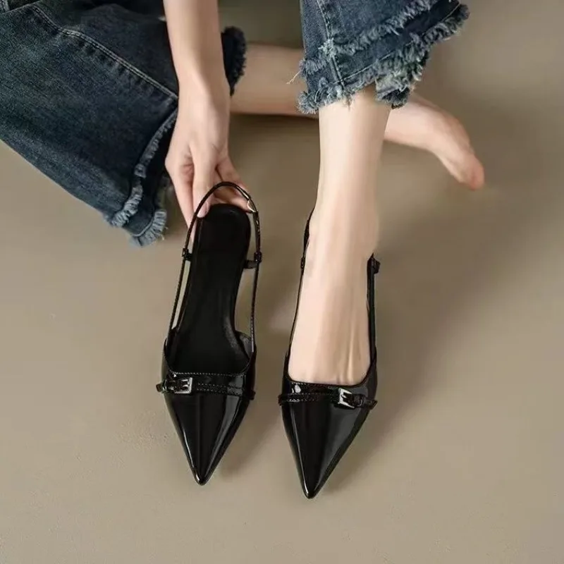 

Минималистичные босоножки на низком каблуке с острым носком и лакированным кожаным ремешком сзади. Черные деловые туфли. Элегантные банкетные туфли на тонком каблуке.