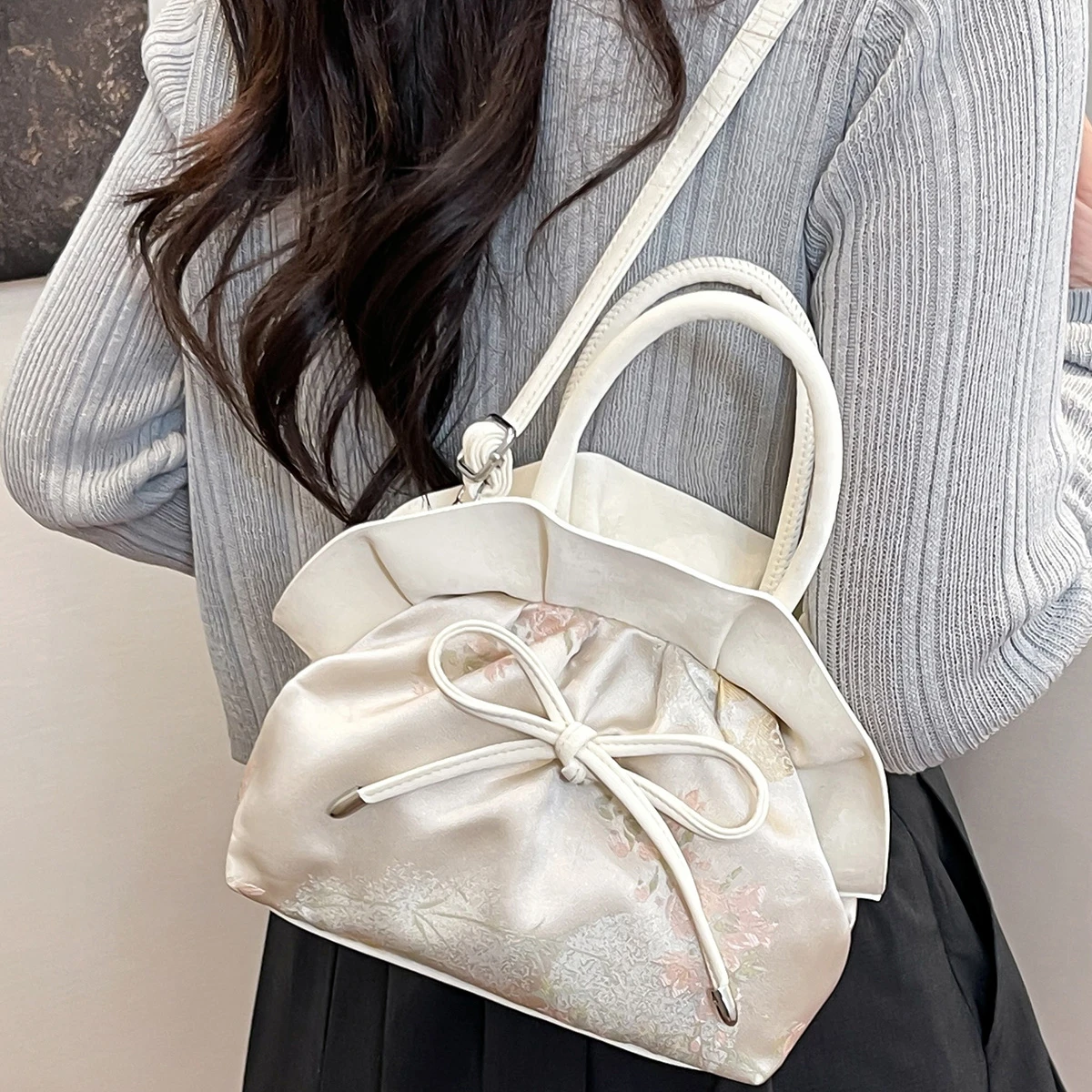 

Новая ручная сумка с китайским вышитым узором для женщин, летняя универсальная сумка через плечо с бантом и декором, модная сложенная маленькая сумка P1