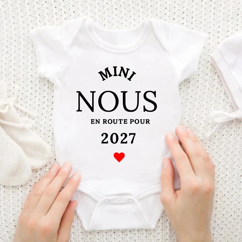 Mini Nous En Poute Pour 2027 Printed Baby Bodysuit Newborn Short Sleeve Romper Toddler Jumpsuit Pregnancy Announcement Clothes