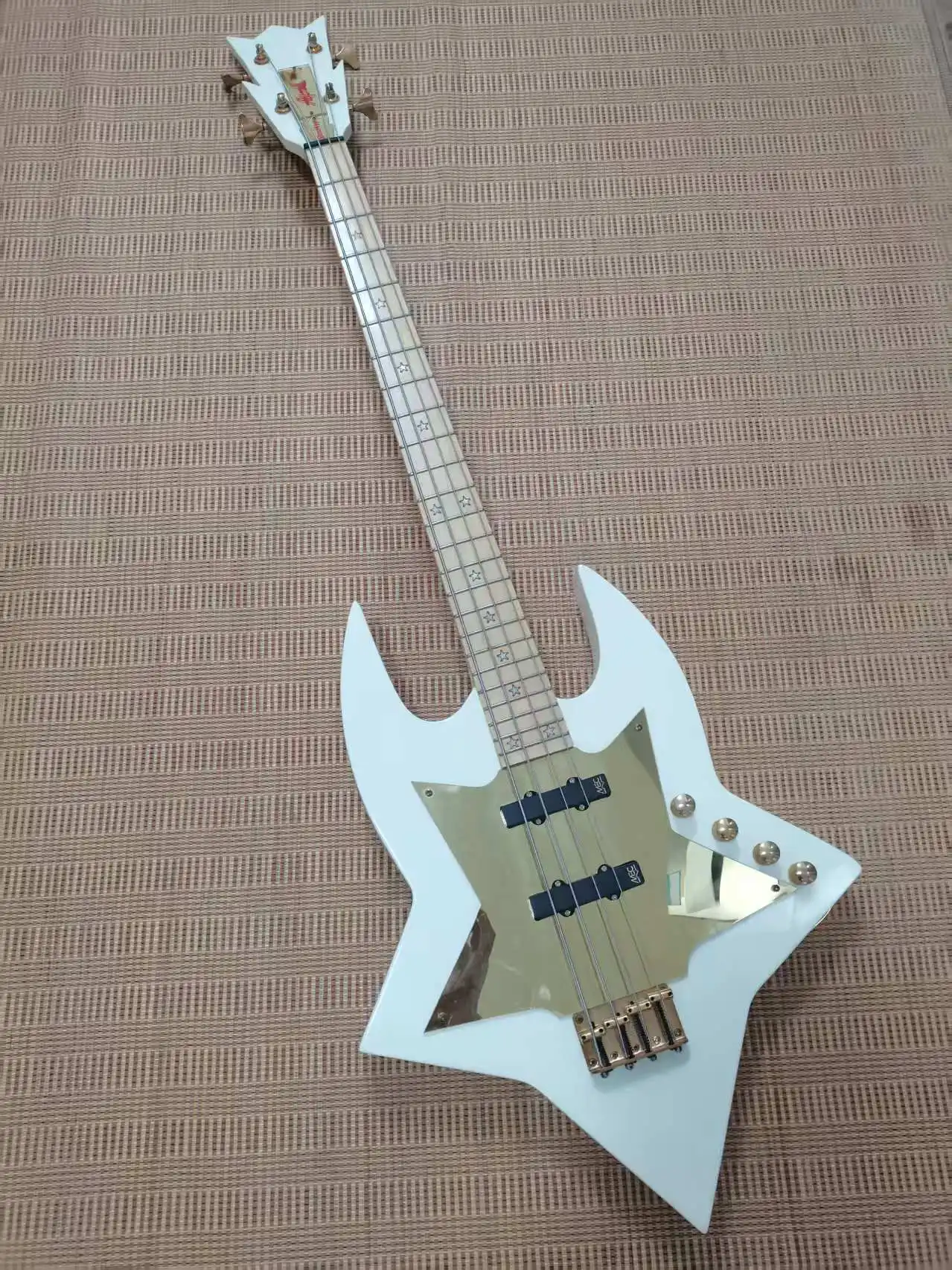 4 string electric bass, high-end active pickup, maple fingerboard, golden mirror guard, peach blossom heart xylophone body