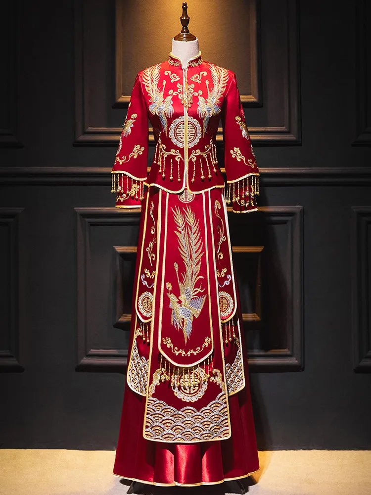 

New Chinese-style wedding dress for brides in satin toasting dragon and phoenix gown thin kimono