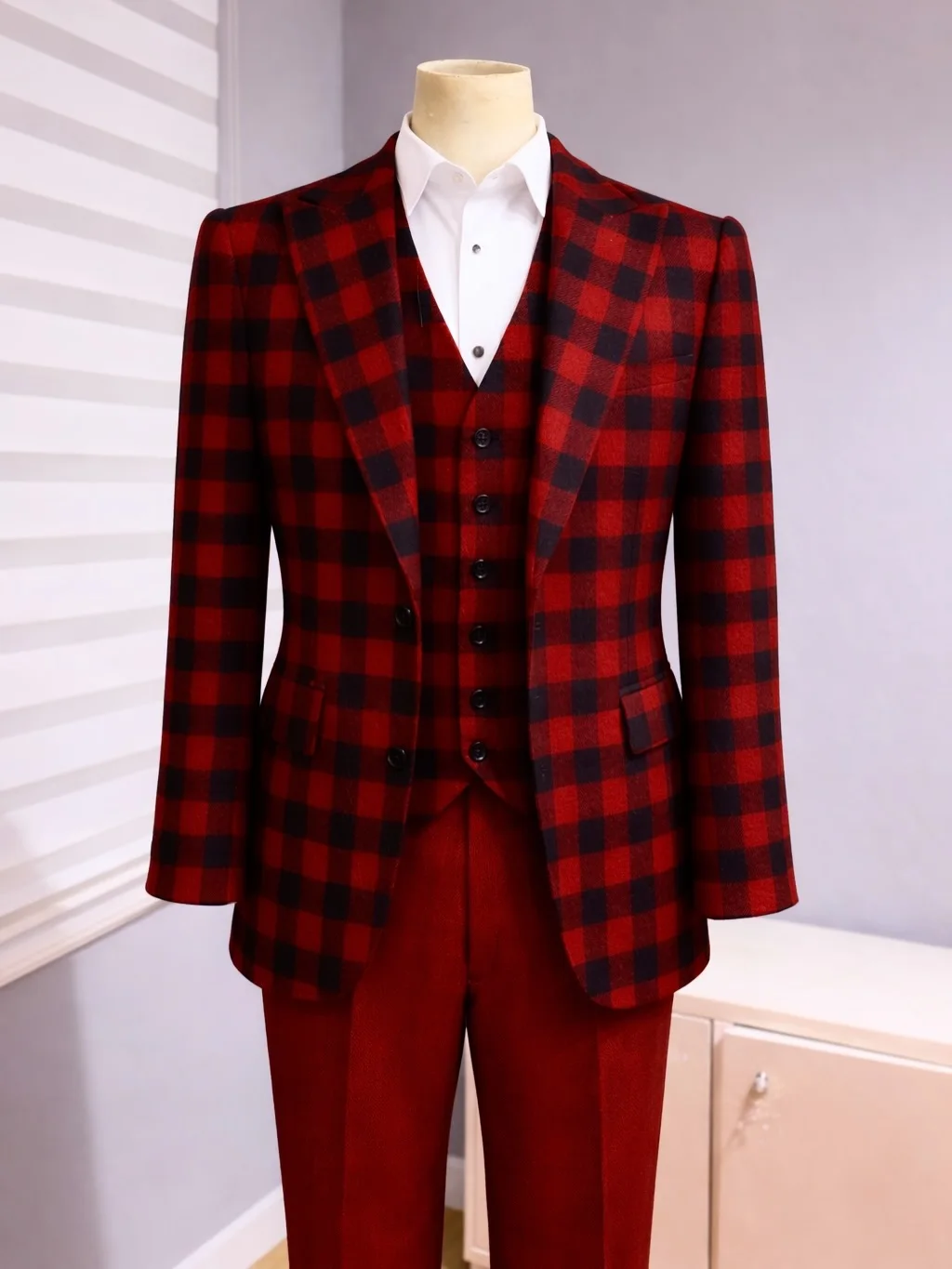 Leisure Plaid Wedding Suits For Groom Peaked Lapel Single Breasted Tuxedos 3 Pcs Jacket Pants Pants Party Prom Customized