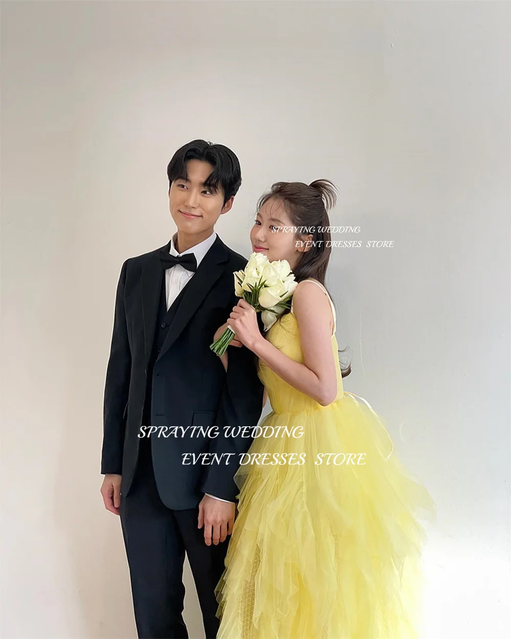 Sukienka ślubna Koreański sesja zdjęciowa Prosty dekolt w serek Tiulowe ramiączka Spaghetti Długa warstwowa plisowana suknia balowa Gorsetowy tył Bufiasta spódnica