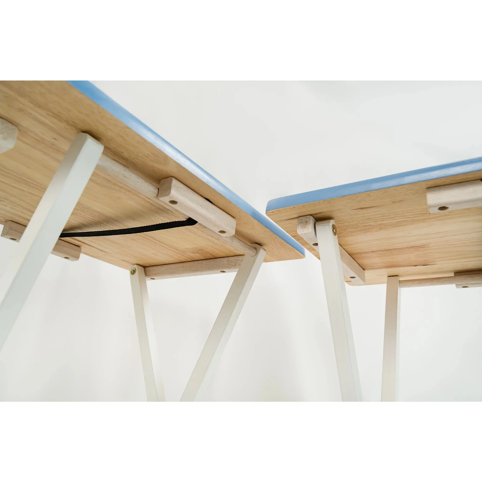 Set di 2 tavolini snack TV dal design semplice, in legno di gomma, facili da pulire, migliora il comfort e la comodità della casa