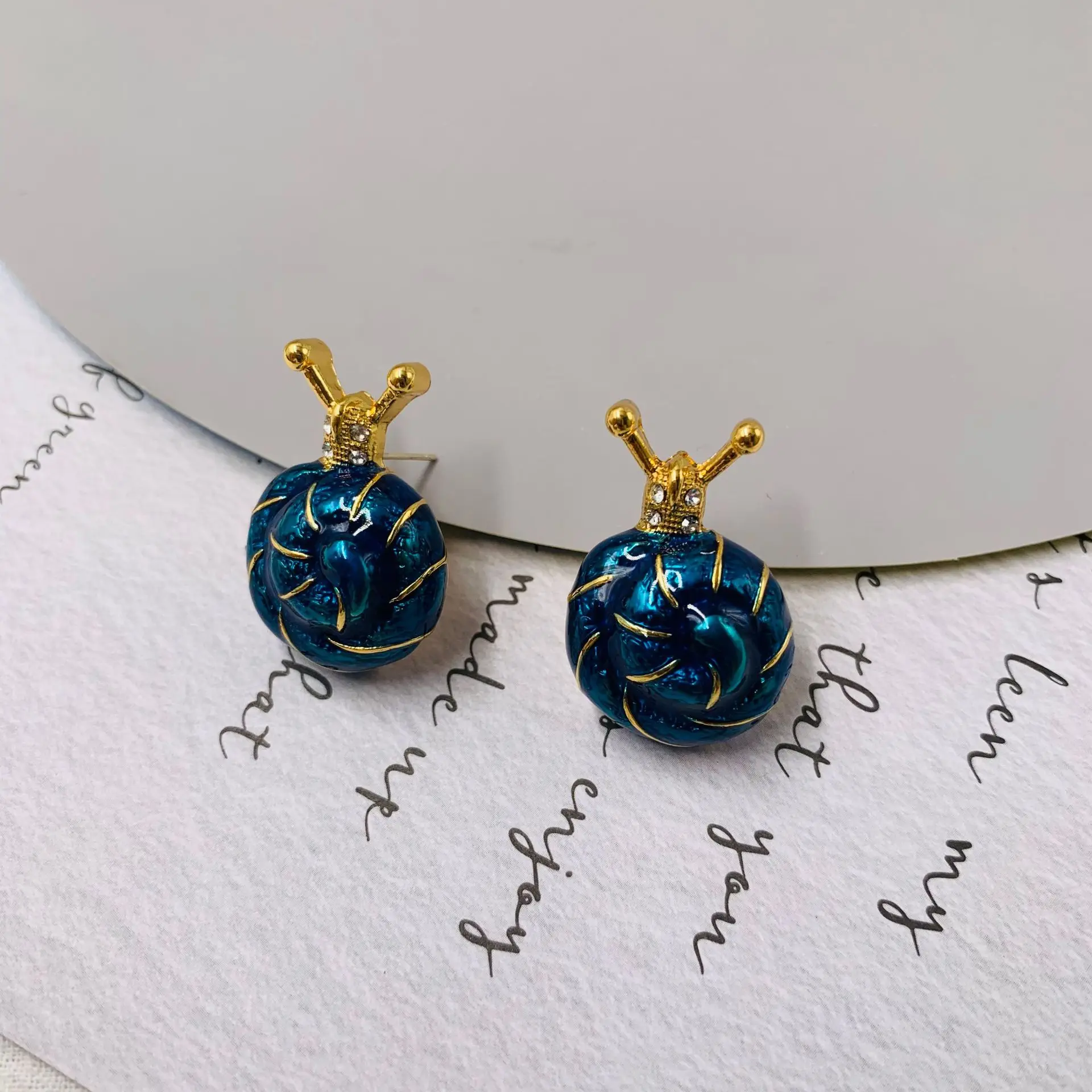 

Snail enamel earrings with small personality and temperament