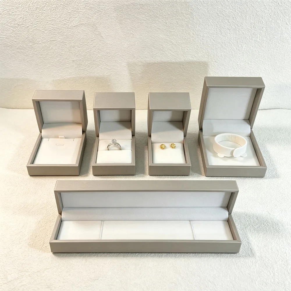 24-teiliges Hochwertiges Schmuck-Etui aus Glänzendem PU-Leder für Ringe, Ohrringe, Anhänger, Broschen, Halsketten, Stifte, Armbänder und Diktiergeräte – Detail 4