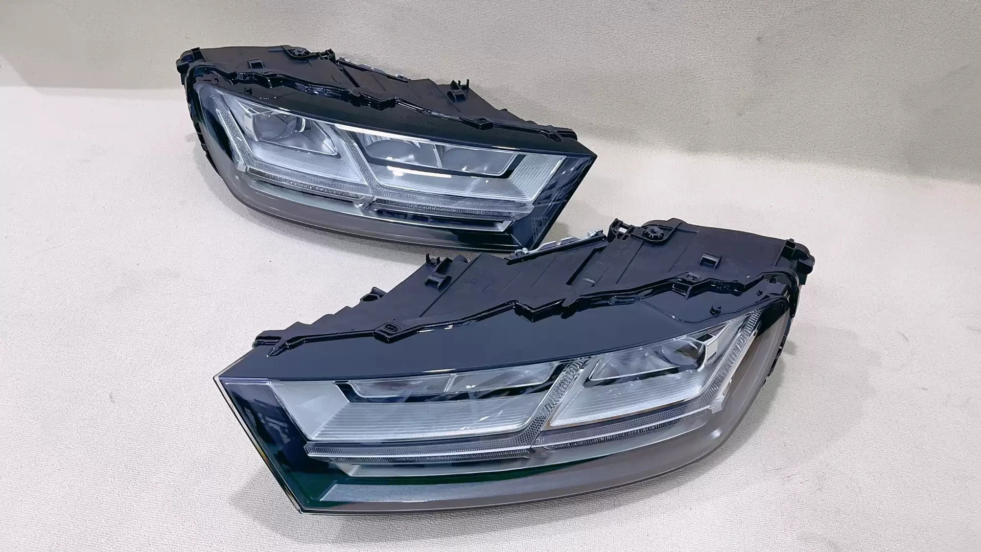 Pair of Car Headlight assembly For Audi Q7 2017-20 DRL daytime running light turn signal head lamp