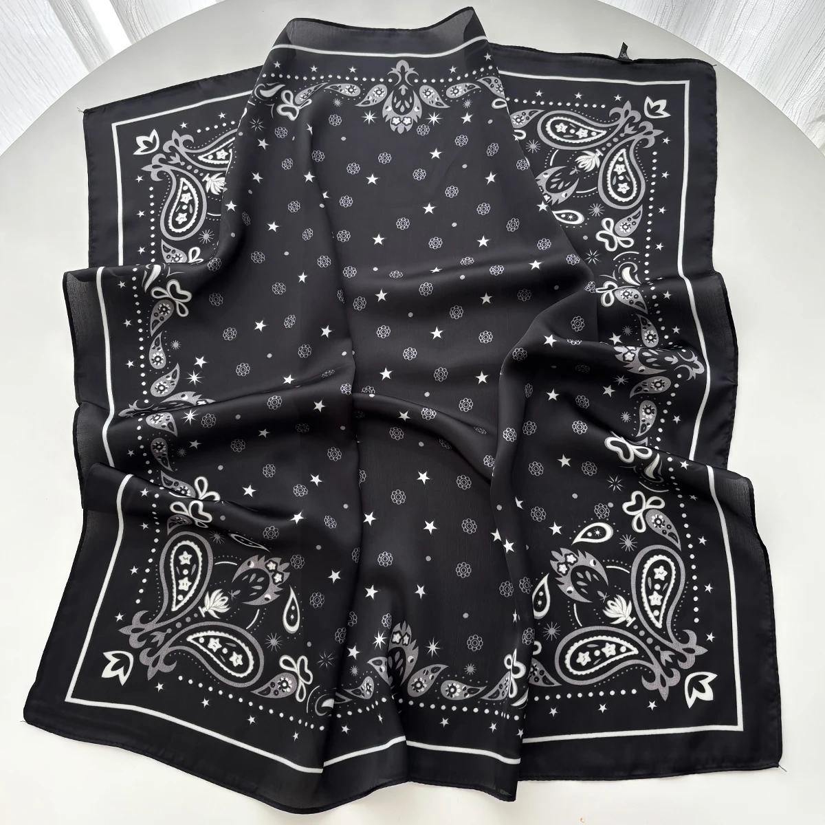 Luxuriöser, quadratischer Schal (70 x 70 cm) für Damen, im Retro-Stil, als Schal, Halstuch, Bandana oder Hijab, aus weichem, strapazierfähigem Stoff, ideal für den täglichen Gebrauch. – Detail 4