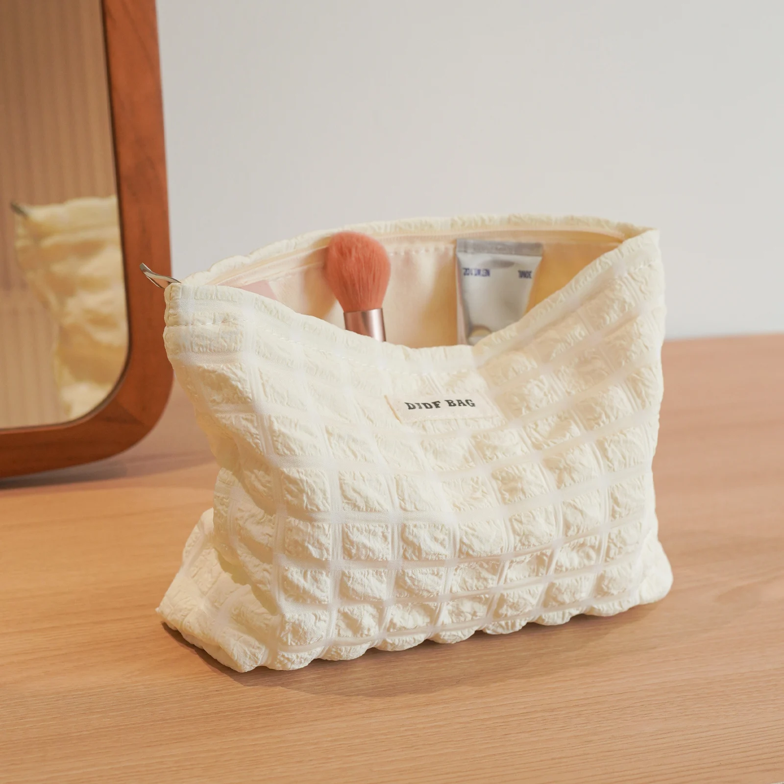 Beige cosmetic bag, women\'s canvas cosmetics storage bag, portable travel toiletry bag, commuter liner bag, coin purse