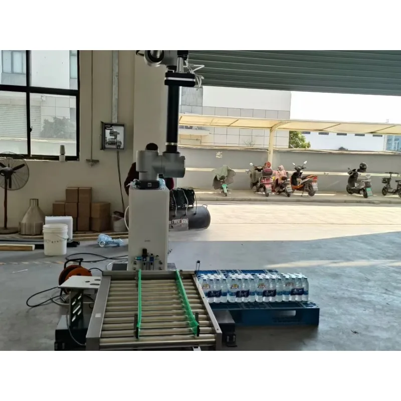 Macchina per palletizzazione di custodie Palletizzatore a colonna singola Palletizzatore automatico Robot impilatore Linea di produzione di acqua in bottiglia