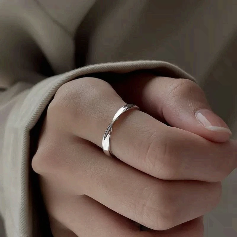 1pc Möbius Ring Women Minimalist Single-Band Sophisticated Lux Cool Style Daily Party Wear Best Gift for Lovers Relatives Friend