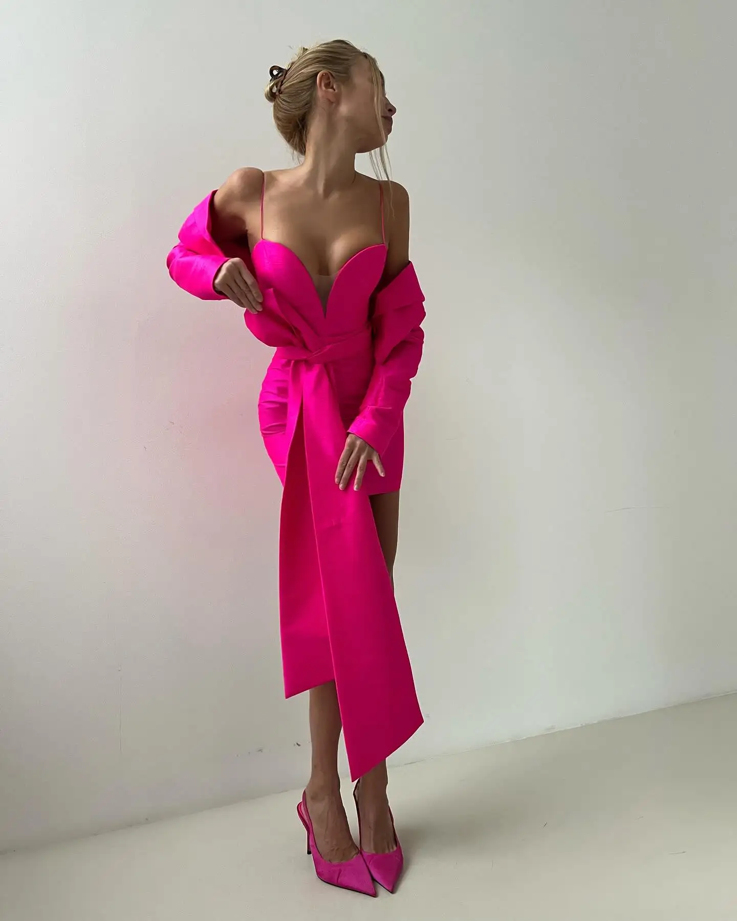 Mini abito rosa caldo 2 pezzi con giacca strascico laterale nuovo arrivo fucsia corto abiti da festa di nozze abiti da donna personalizzati