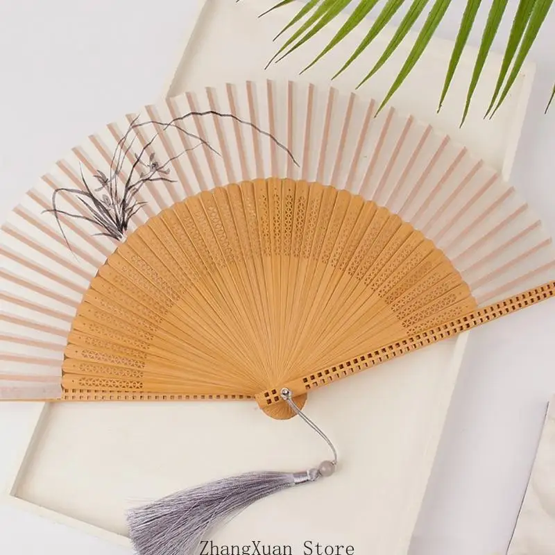 Eleganter chinesischer Faltfächer mit seidenartigem Stoff, ideal für Fotoshootings und traditionelle Kostüme. Handgefertigter Fächer, 3XUF. – Detail 2