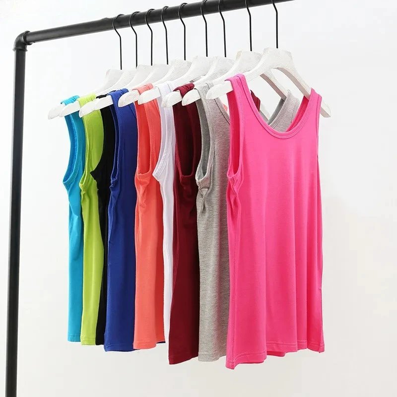 Vista lateral de la camiseta sin mangas modal para mujer, mostrando el corte