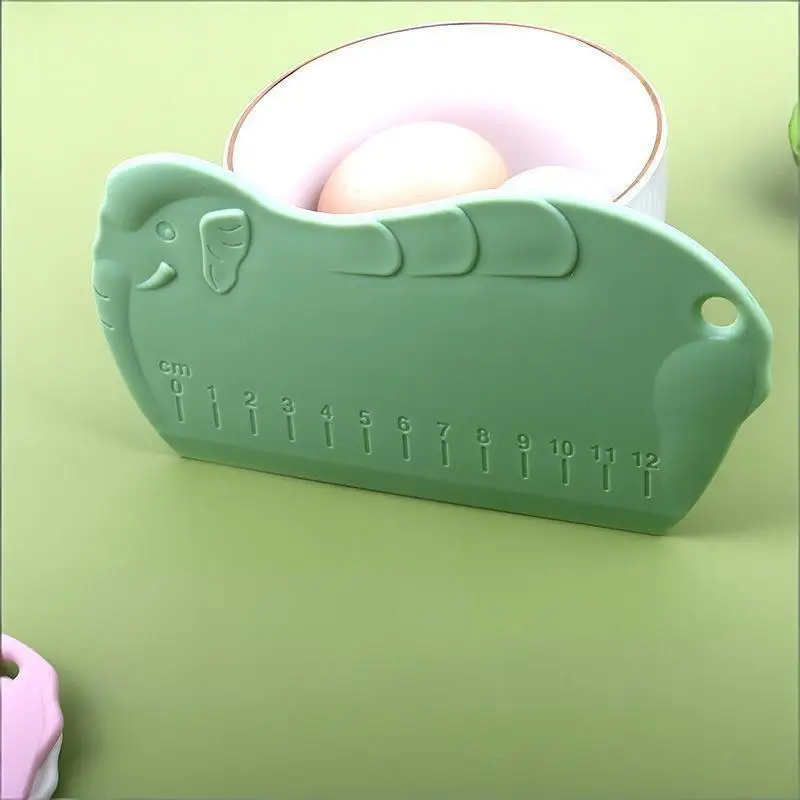 Wholesale A Graduated Plastic Dough Scraper, A Convenient And Practical Kitchen Plastic Tool