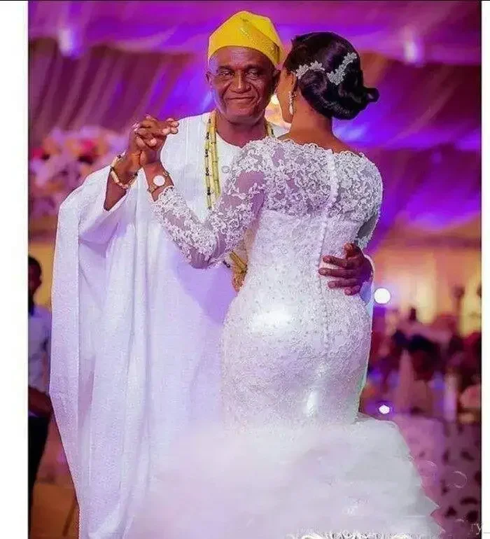 Maßgeschneiderte Schönheit Spitze Applikationen Brautkleider Vestido De Noiva 2025, mit Knöpfen hinten, Meerjungfrau, abgestufte Schichten, Brautkleider