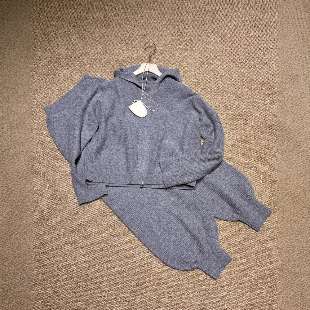 Nowy jesienno-zimowy komplet: kardigan z kapturem, legginsy i spodnie z szerokimi nogawkami, wykonany w 100% z wełny owczej.