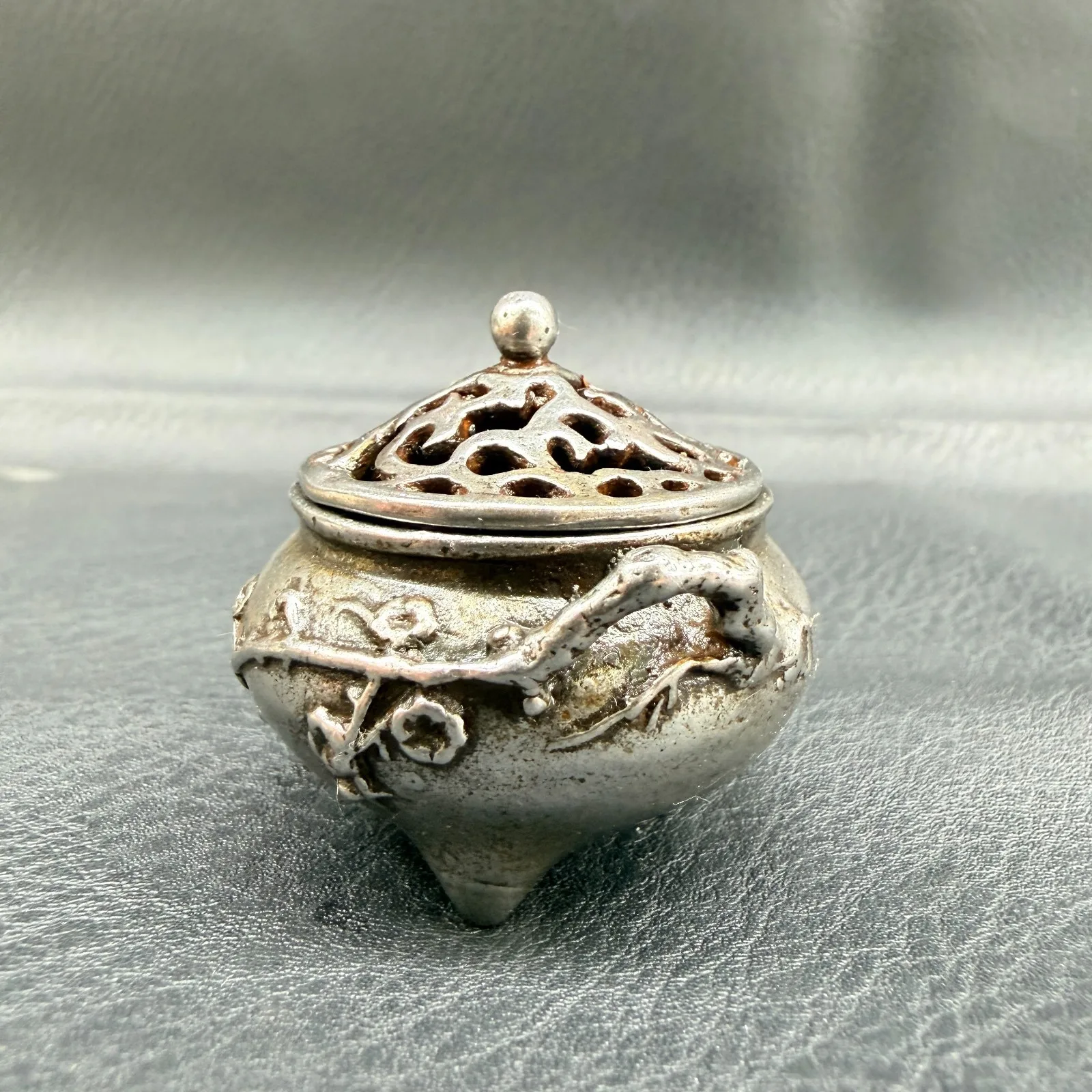 Old Chinese Tian tie skull Entangled Plum Blossoms Mini incense burner