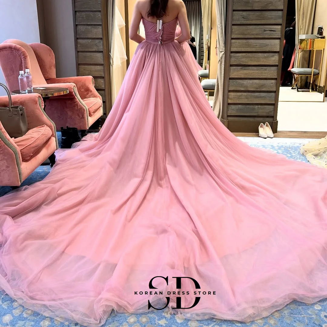 Lange sleep Luxe trouwjurken met lange sleep Zachte tule Strapless Luxe bruiloftsjurken Aangepaste jurk Speciale gelegenheid