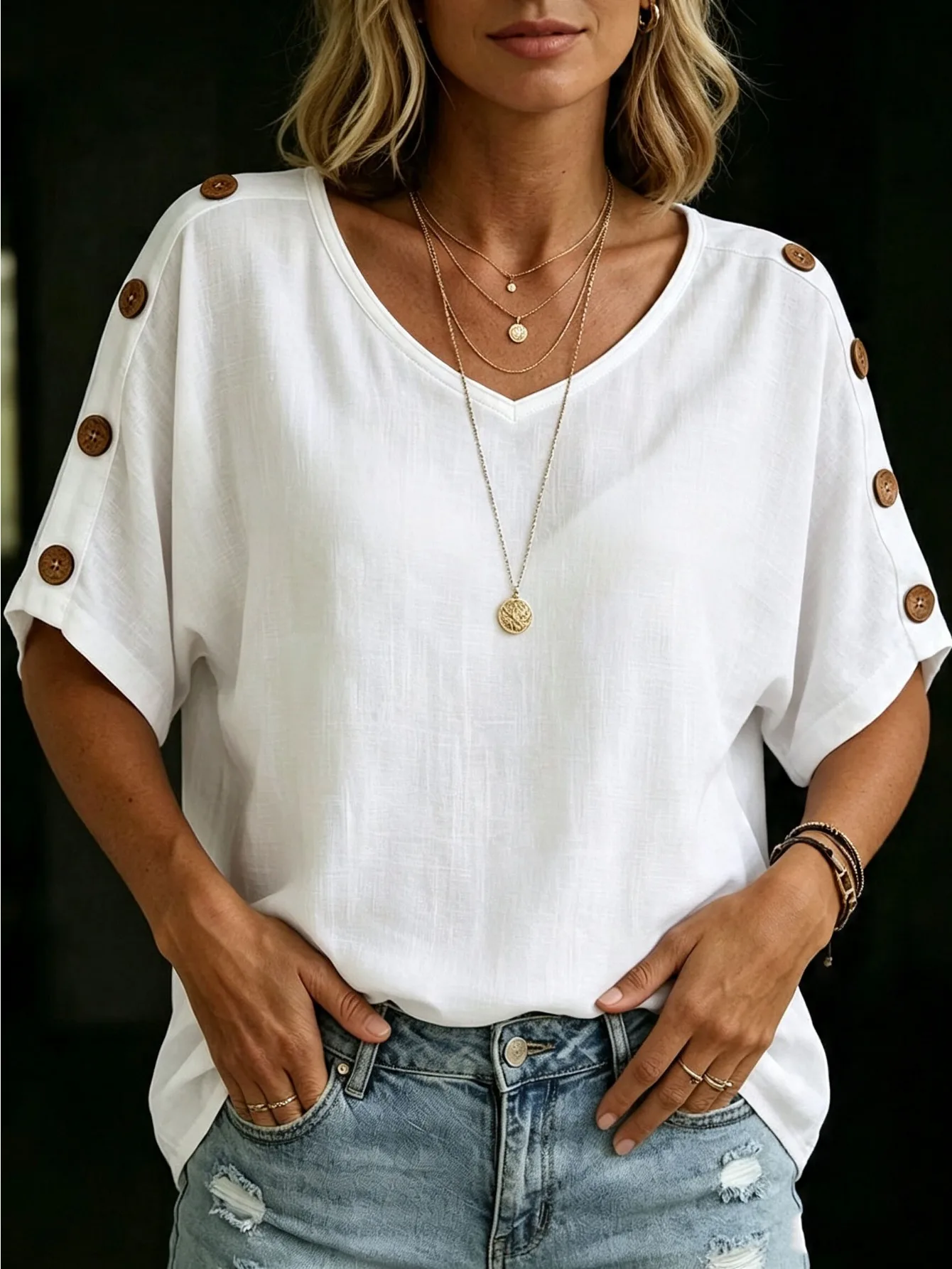 Ein Damen-Pullover-T-Shirt aus 100 % Baumwolle mit V-Ausschnitt und Knöpfen an beiden Seiten, der Stoff ist atmungsaktiv und angenehm zu tragen. – Detail 6