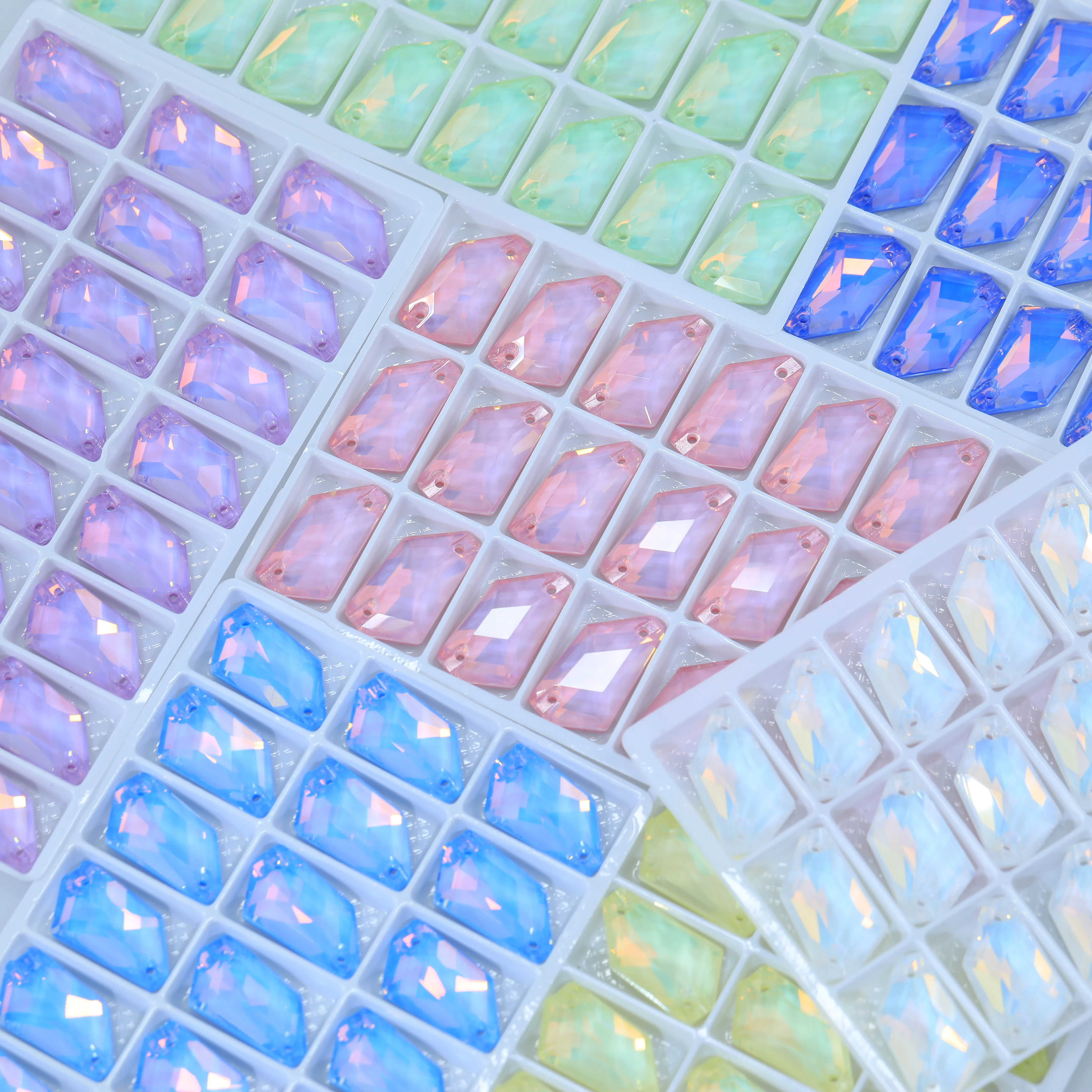 De-Art Aufnähsteine Kristall-Farbeffekt AM Top-Qualität Funkelnde Fancy K9 Glas-Strasssteine mit flacher Rückseite zum Nähen Rosaline – Detail 2