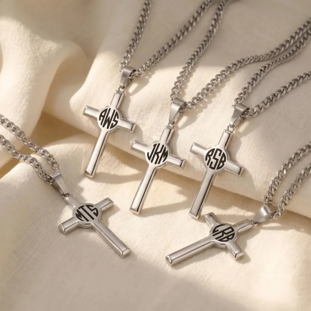 Collar con cruz y monograma redondo personalizado, joyería religiosa, colgante de acero inoxidable con iniciales, collar con cadena cubana, regalo para hombres y mujeres
