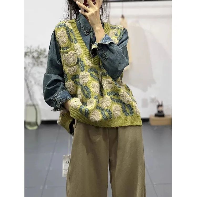 

Autumn 2025 Loose V-ne Embroidered Women's Knitted Vest Artistic Sle Japanese Floral Print Casual Faion Commutewear