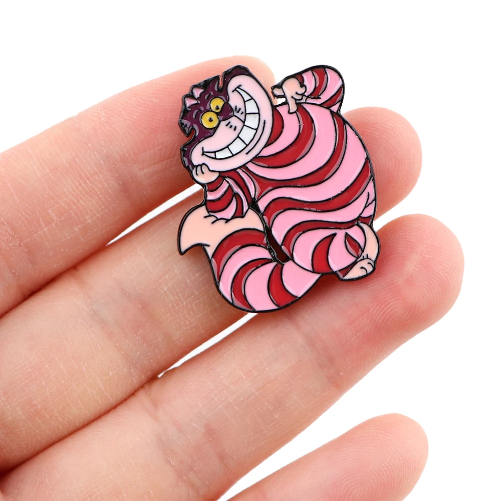 YQ263 Alice nel paese delle meraviglie spilla smaltata spilla Cheshire Cat Cartoon Mad Hatter Badge borse Jeans sciarpa spilla regalo gioielli