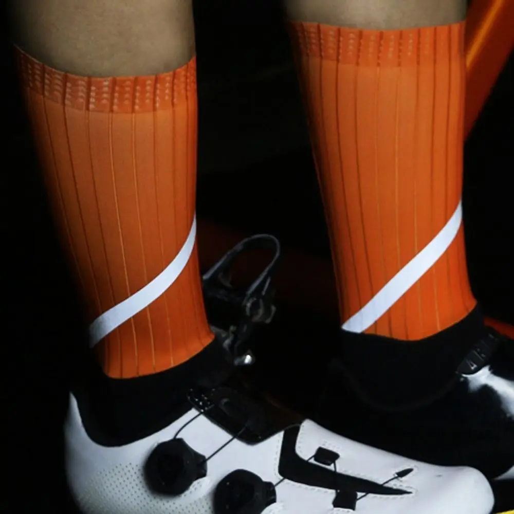 

1 Pair Reflective Cycling Socks Sweat-absorbent Deodorant Sports Socks Unisex Anti Slip Mid Tank Sports Socks Basketball