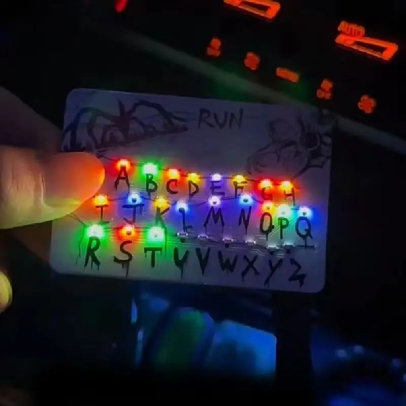 Colgante Luminoso con Diseño de Stranger Things, 26 Letras del Alfabeto, Adorno para Bolsa, Decoración Navideña, Regalo Coleccionable para Cumpleaños y Festividades