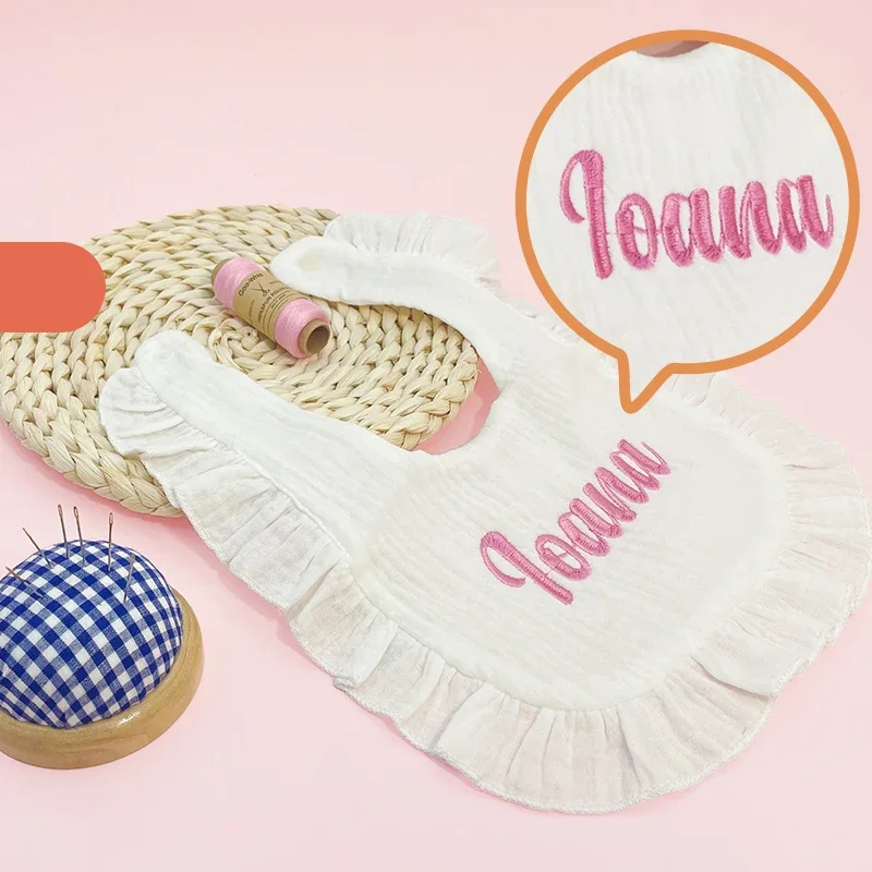 Gepersonaliseerde baby slabbetje pasgeboren meisjes accessoires aangepaste slabbetjes voor baby met naam katoenen gaas handdoek jongen waterdichte slabbetje babyschort