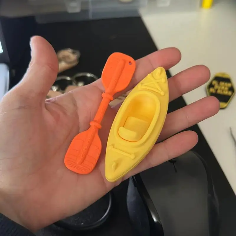 Mini-Kajak-Schlüsselanhänger mit passendem Paddel und leuchtendem Mehrfarben-Design, perfekt für Kajakliebhaber, Rucksackdekoration, kleines Geschenk. – Detail 2