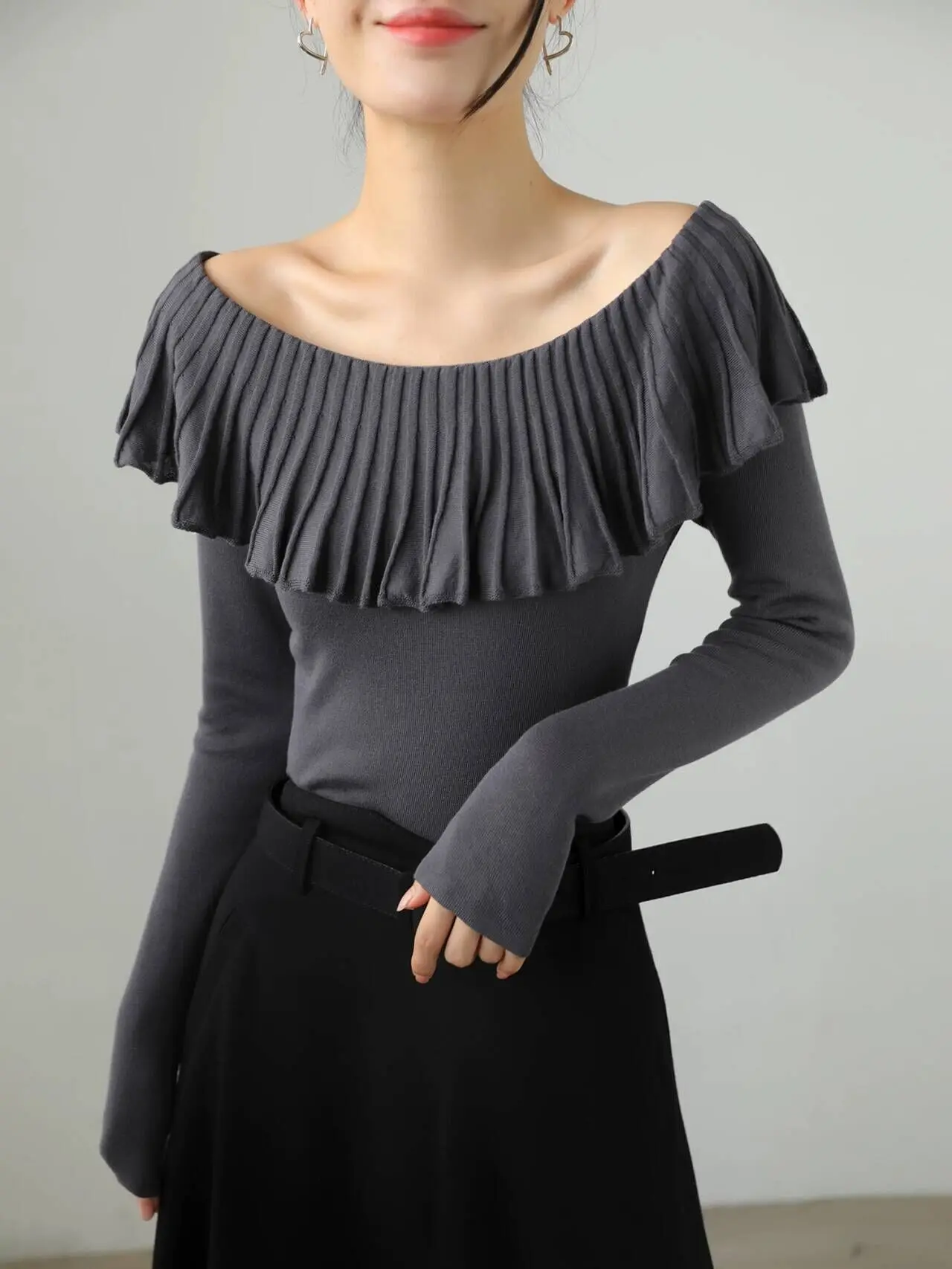 Elegancki koreański sweter z dzianiny, dekolt typu slash, falbanki, dopasowany krój, długi rękaw, francuski styl, jesienne damskie pulowery F229